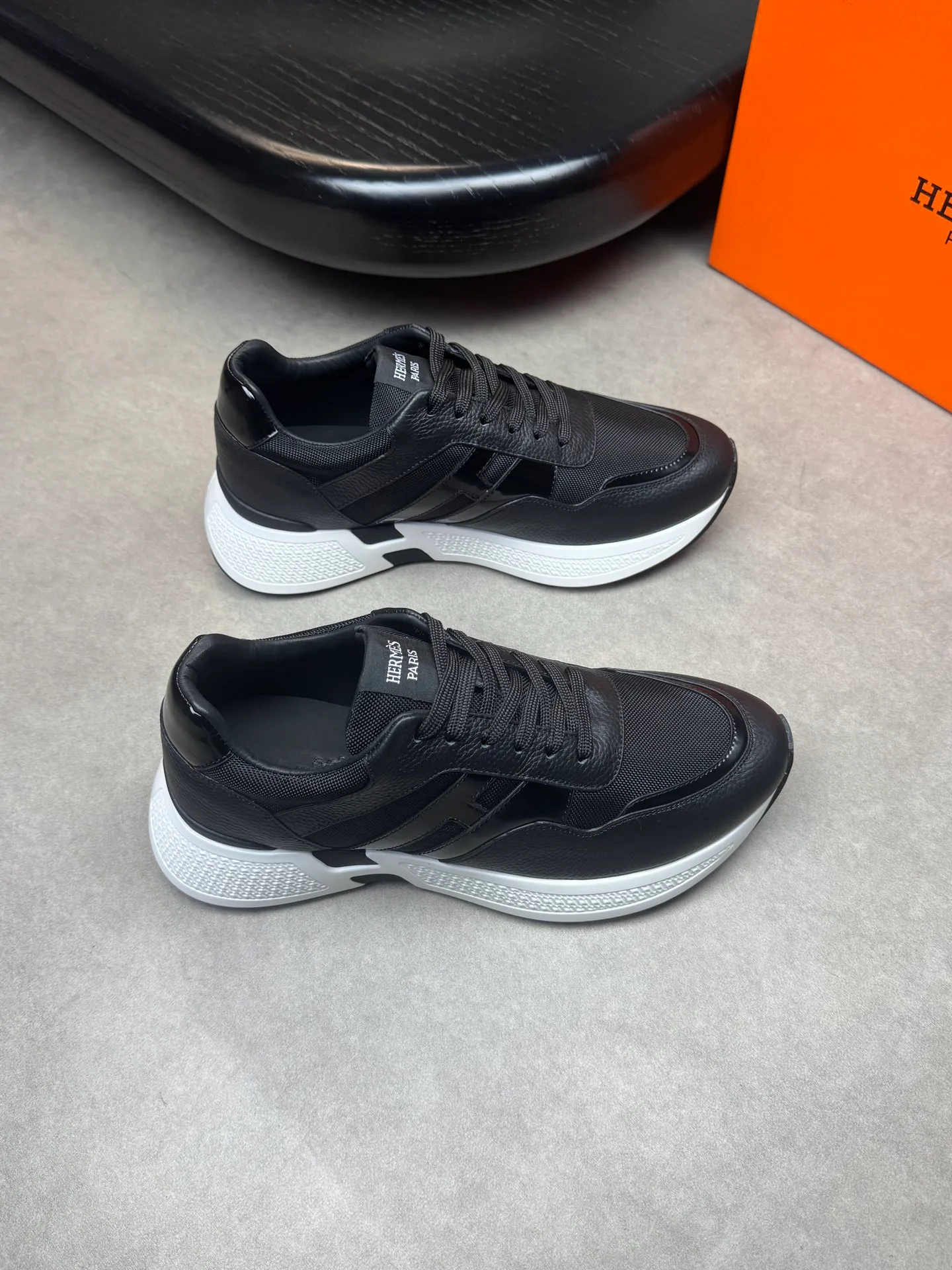 [HERMES] Hermès men's shoes 💰520💰 - high-end quality original items 🔍🔍🔍 casual sports shoes - upper: 🔝 pebbled calfskin, brand high mercerized canvas, body sewn with brand ´H´ totem, tongue brand logo cloth label - lining: water-dyed cowhide -Outsole: Ultra-light T men's shoes 💰U foam·rubber; two-color molded outsole -Ultra-high quality control·Fine workmanship: highlighted (high-end·luxury·grade) -Size: 39-44 (38, 45, can be customized)